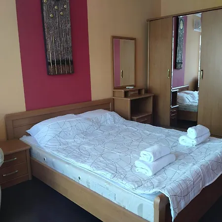 2 Gallery With Poolview Apartment